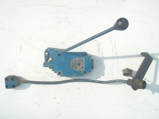 distributeur-hydraulique-de-frein-tracteur-ford-5000-7000.jpg