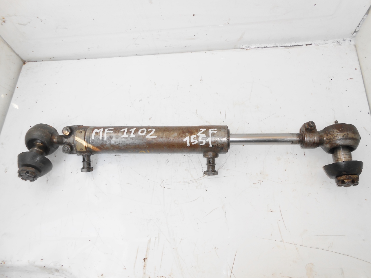 Verin de direction assistee pont avant 4x4 tracteur massey ferguson mf 1102 mf1102