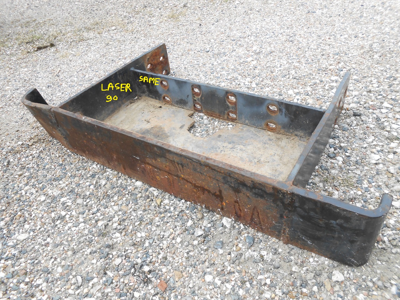 Porte masse pare chocs avant tracteur same laser 90